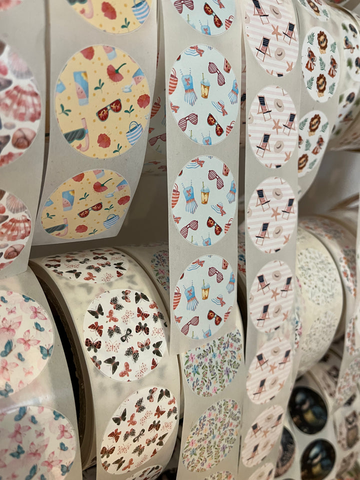 Eigen ontwerp stickers op rol | Stickerrol 583st.