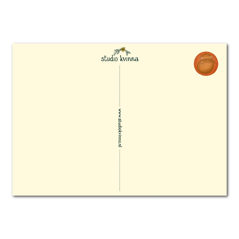 Ansichtkaart Slaapmuis op herfstblaadjes | Kaart Studio Kvinna